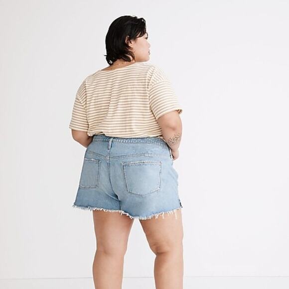 Madewell Plus Relaxed Denim Shorts in Madera Wash Side-Slit Edition - Picture 2 of 7